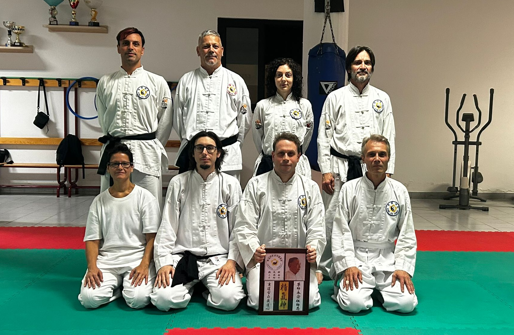 Palestra di Kung Fu a Segrate, foto corpo istruttori con gli allievi.